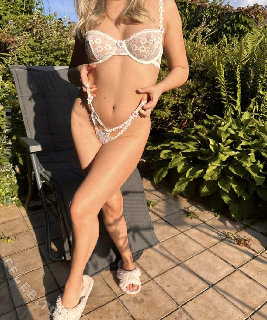 cutieemilia nude photo 1