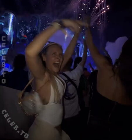 Dagi Bee – She lets her breasts bounce properly!