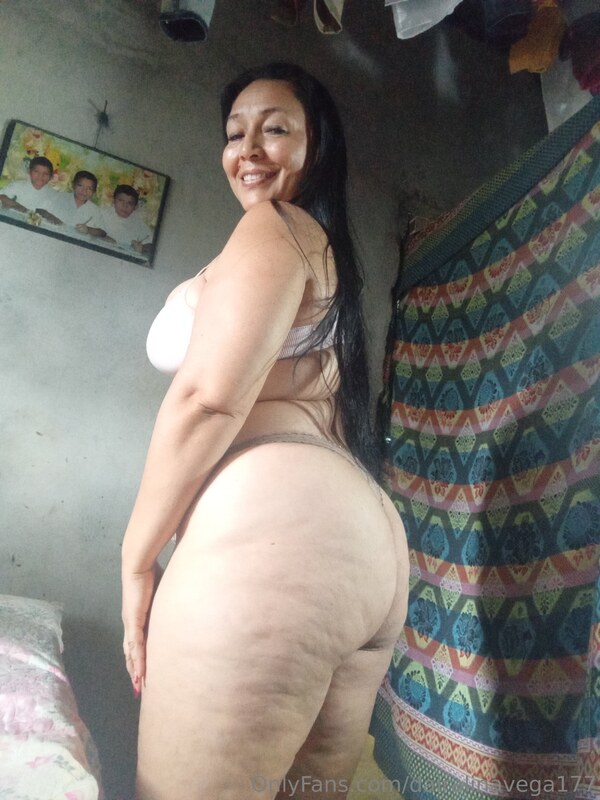Dairalina Vega nude photo 4