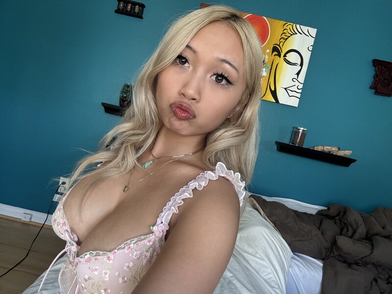 Daisee Hue nude photo 2