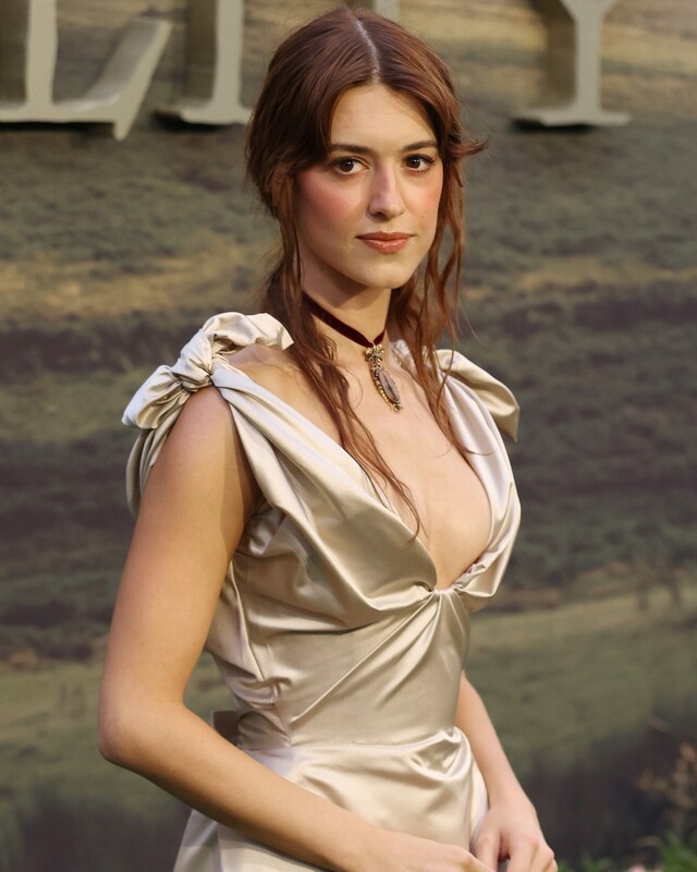 Daisy Edgar-Jones nude photo 8