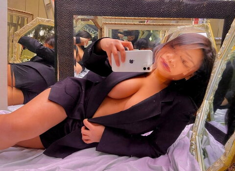 Daisy Phan nude photo 5