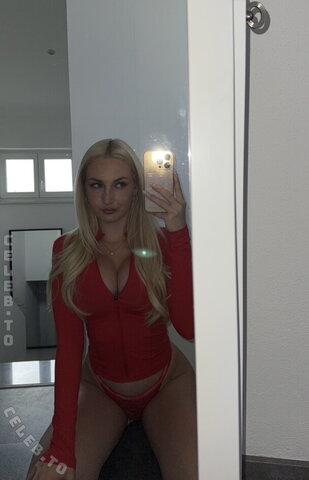 Dana Kufner nude photo 27