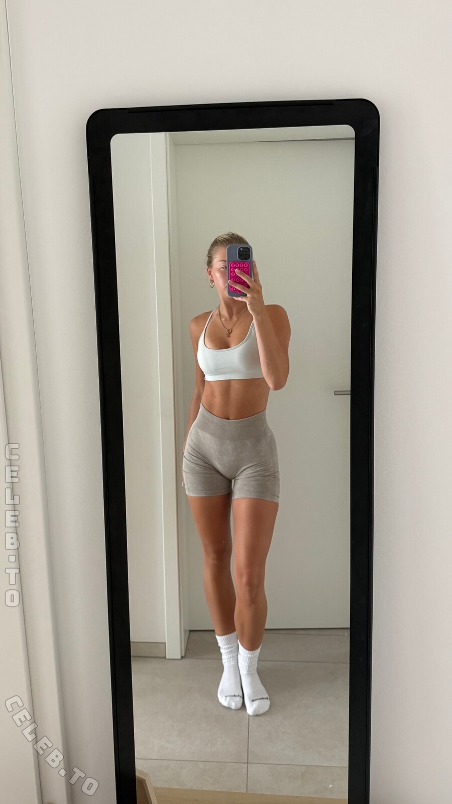 Danamrts nude photo 3