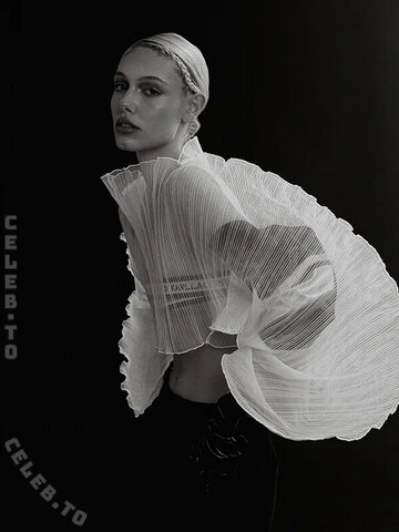 Daniela Djokic nude photo 12