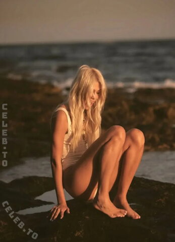 Daniela Djokic nude photo 10