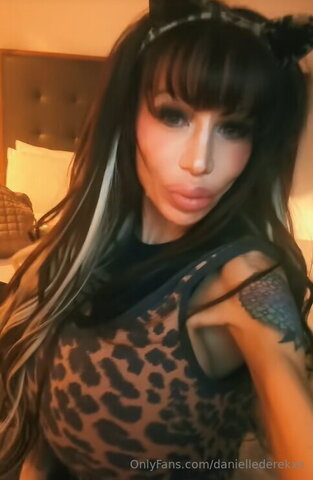 Danielle Derek nude photo 3