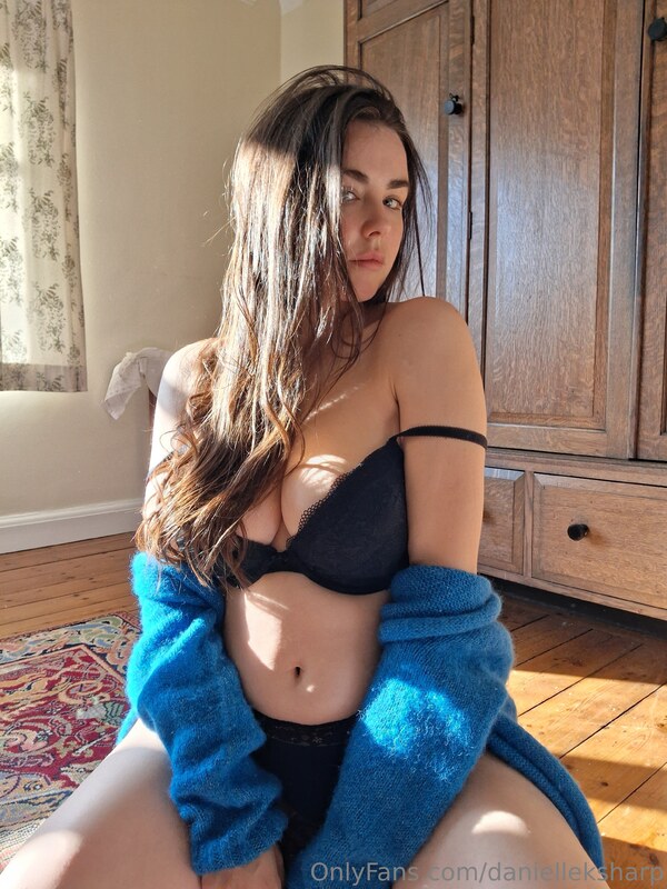 Daniimee nude photo 1