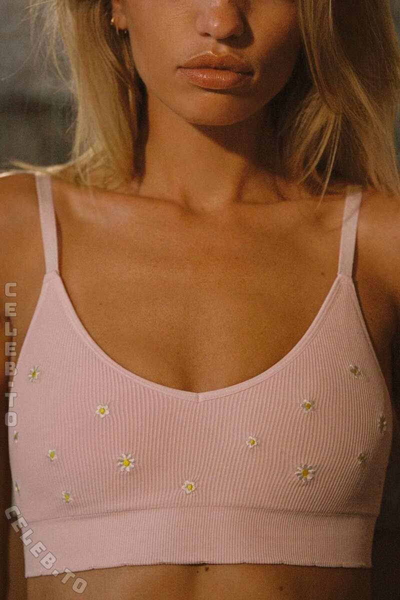 Daphne Groeneveld nude photo 12