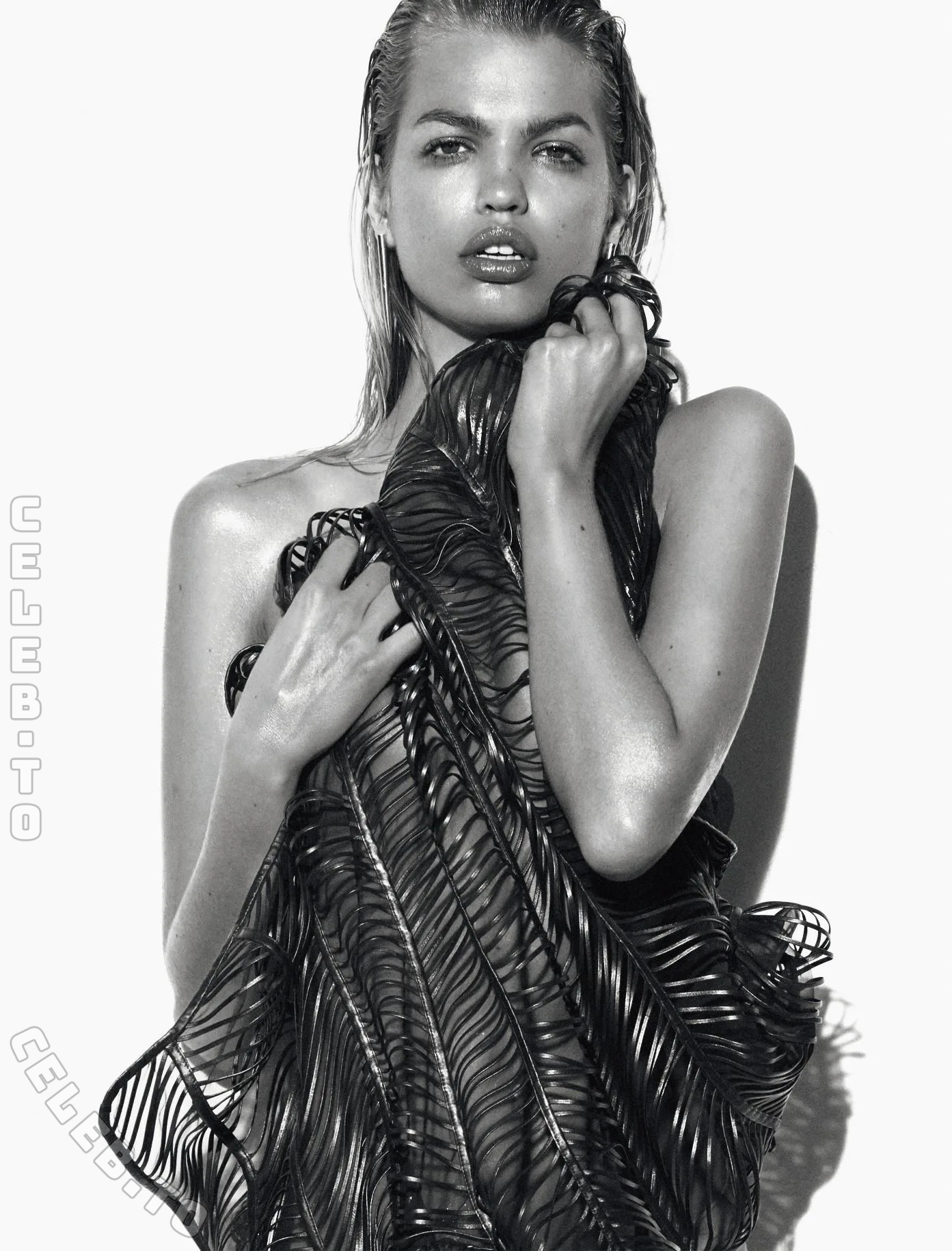 Daphne Groeneveld nude photo 1