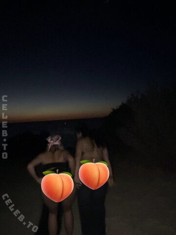 Dara Masi and her best friend Karin Bearpark show their hot asses in doggy position