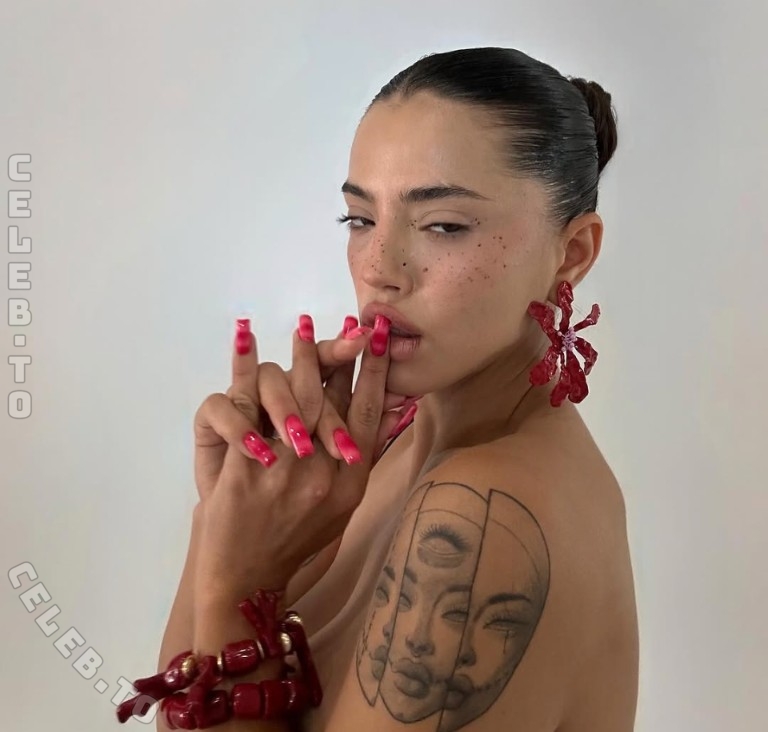 Dara nude photo 3