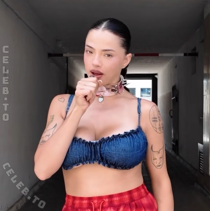 Dara nude photo 5