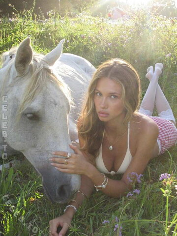 Darilate nude photo 5