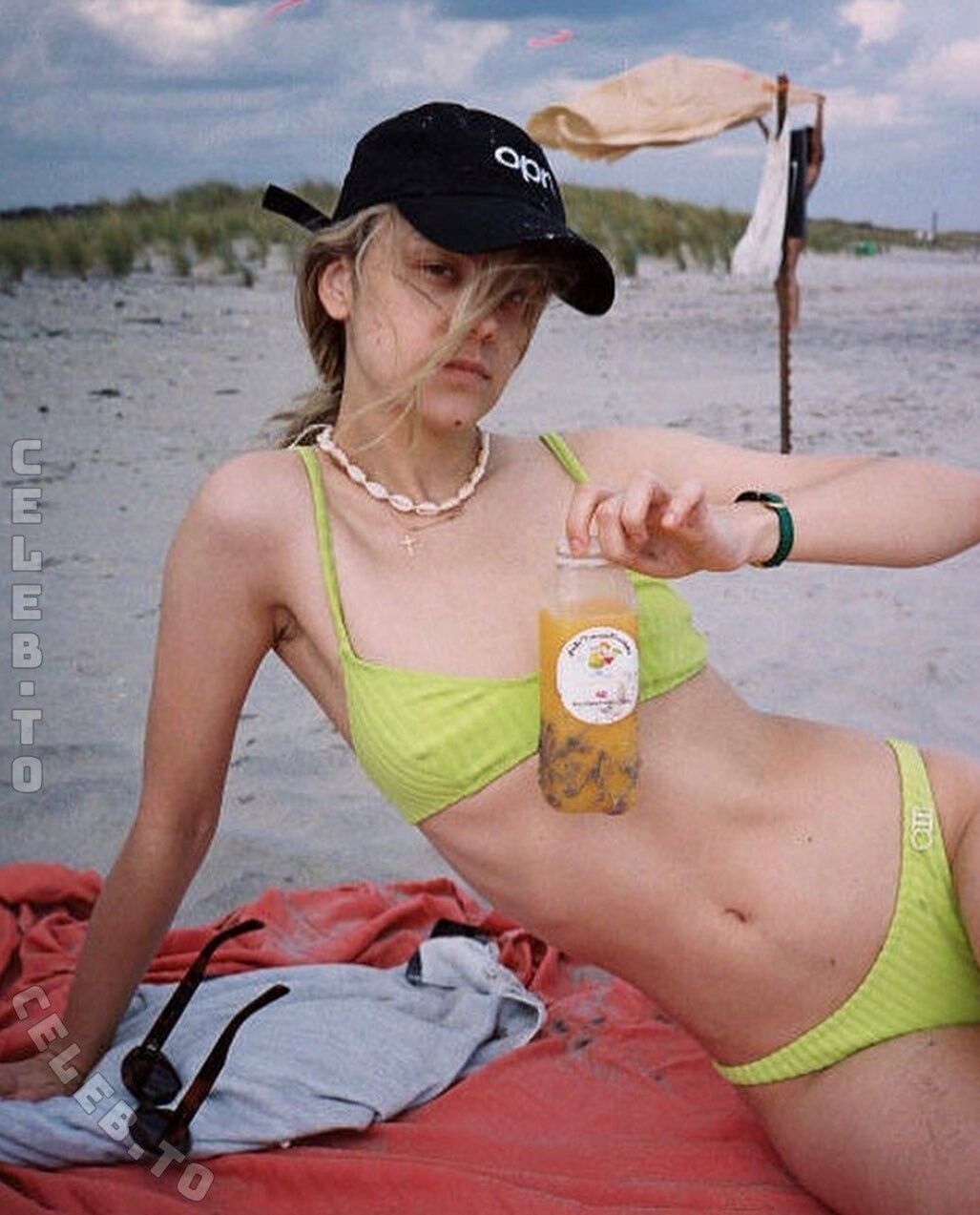 Dasha Nekrasova nude photo 4