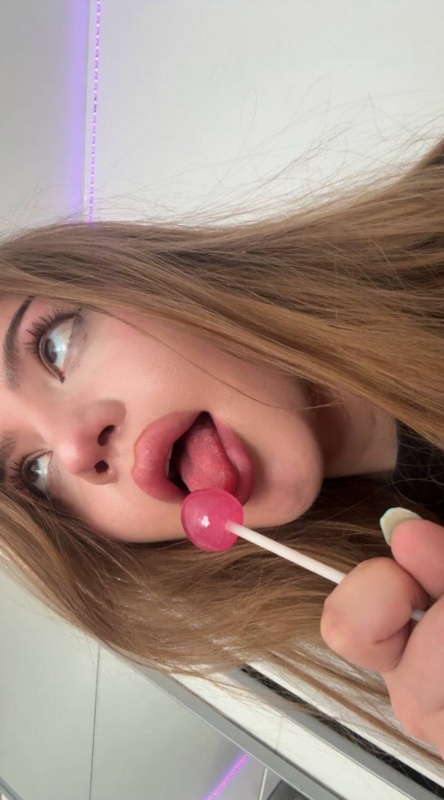 deadblondinka nude photo 2