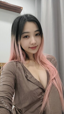 dear.chuu – Chuu is an American cosplayer who mainly creates content on Instagram and TikTok.