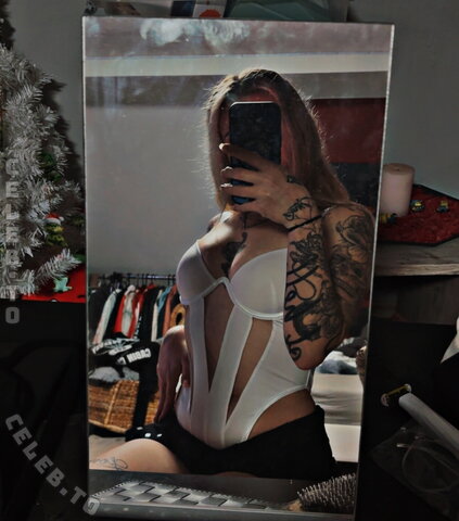 De.ennex nude photo 2