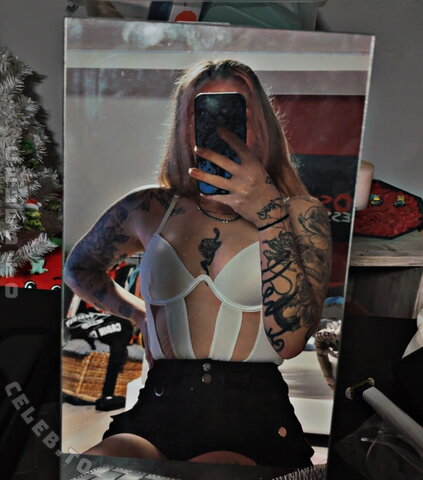 De.ennex nude photo 1