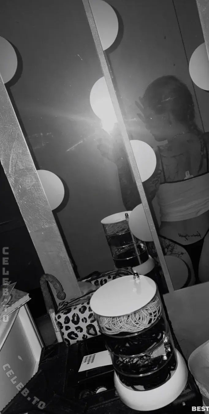 De.ennex nude photo 2