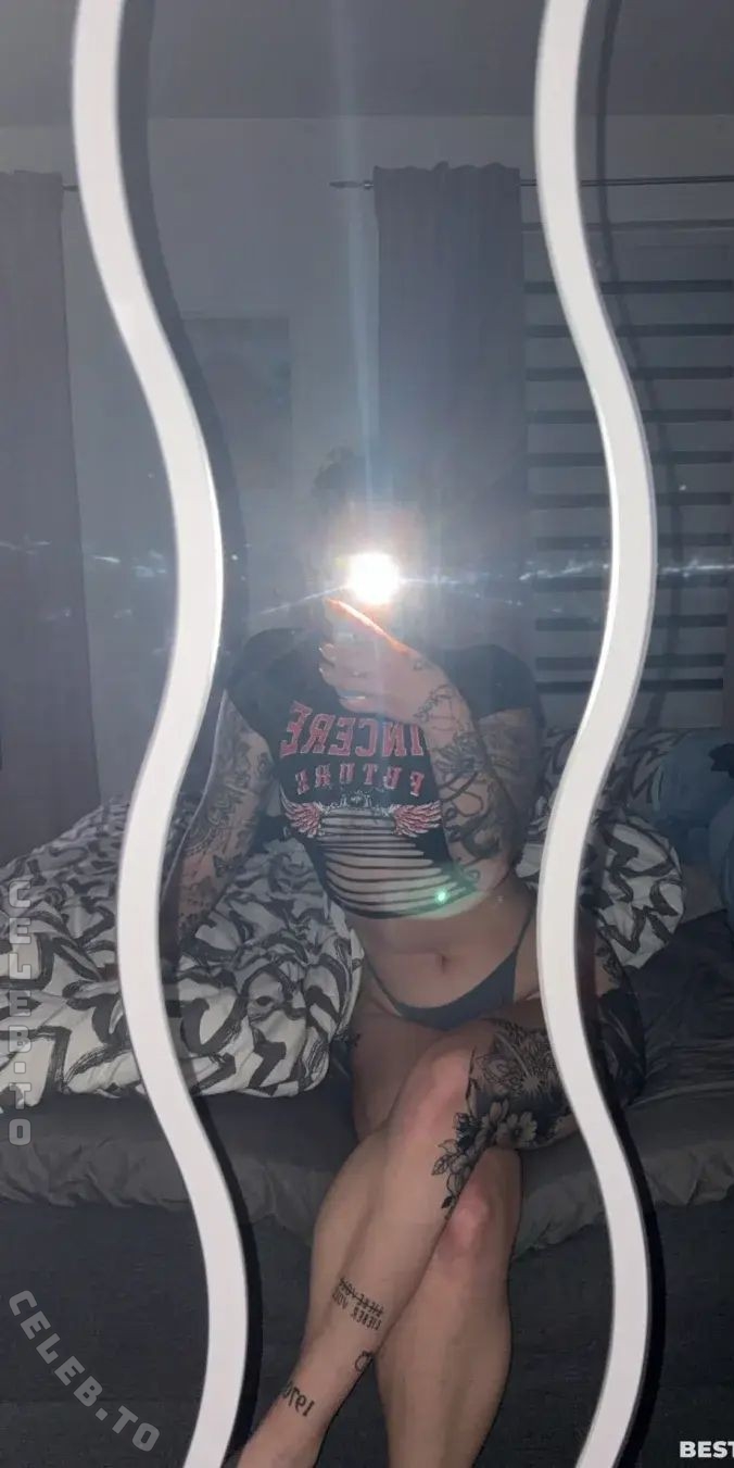 De.ennex nude photo 4