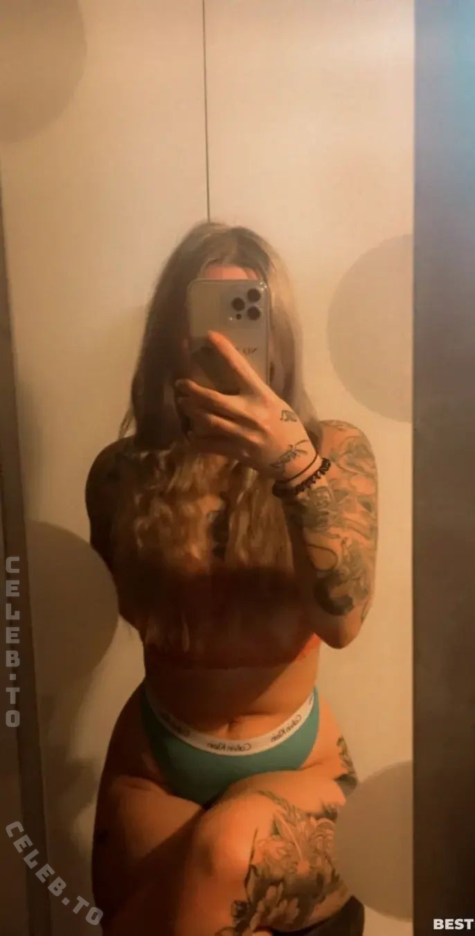 De.ennex nude photo 6