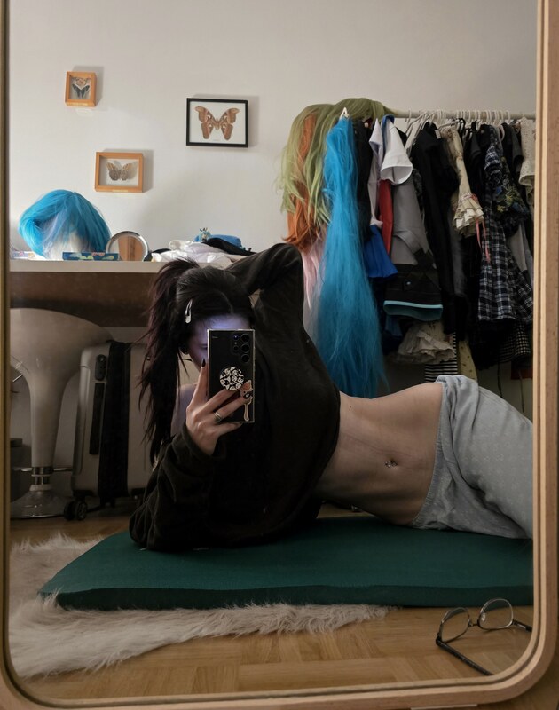 Deet nude photo 1
