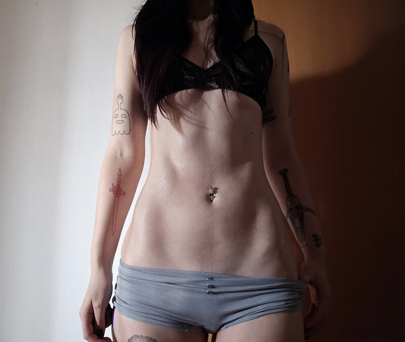 Deet nude photo 1