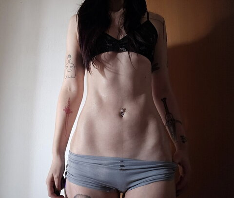 Deet Hot (3 photos)
