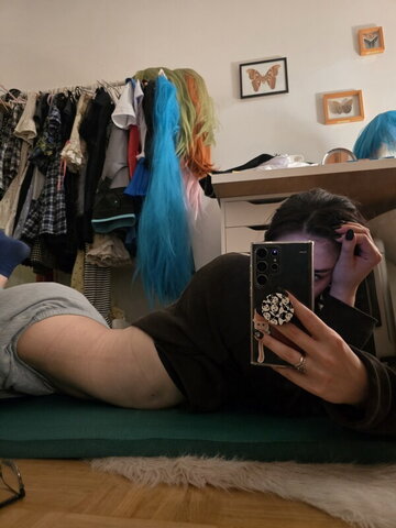 Deet nude photo 12