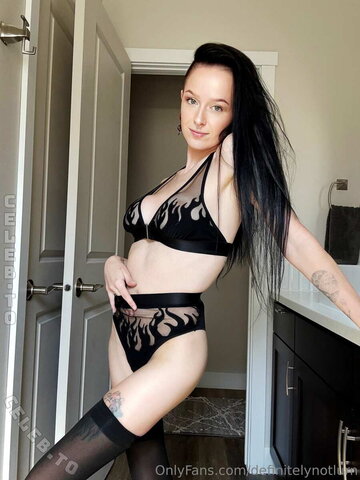 definitelynotlurn nude photo 14