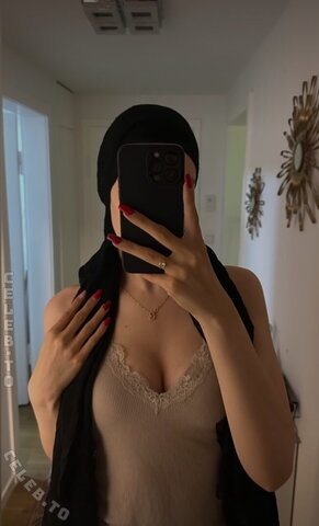 deine lieblings muslima nude photo 3