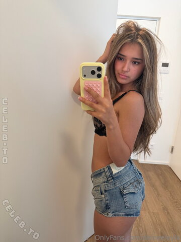 deineeleyla – Does anyone have a cooling for me?? It is sooo hot 🥵