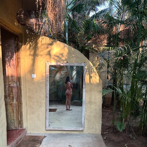 Delilah Saxena nude photo 9