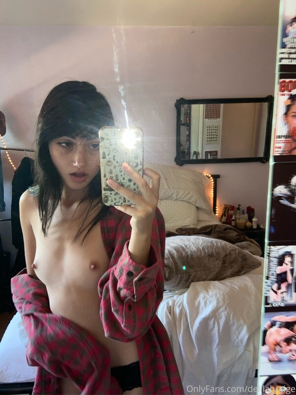 Delilah nude photo 2