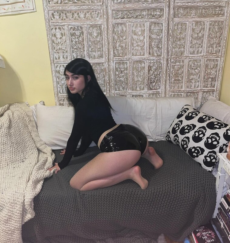 Delilah nude photo 12
