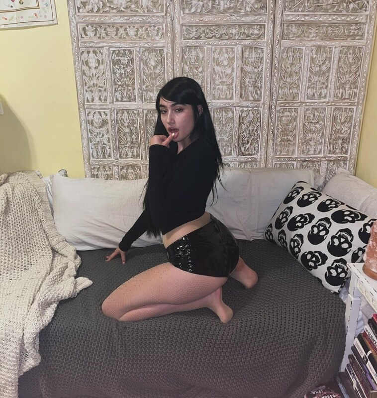 Delilah nude photo 23