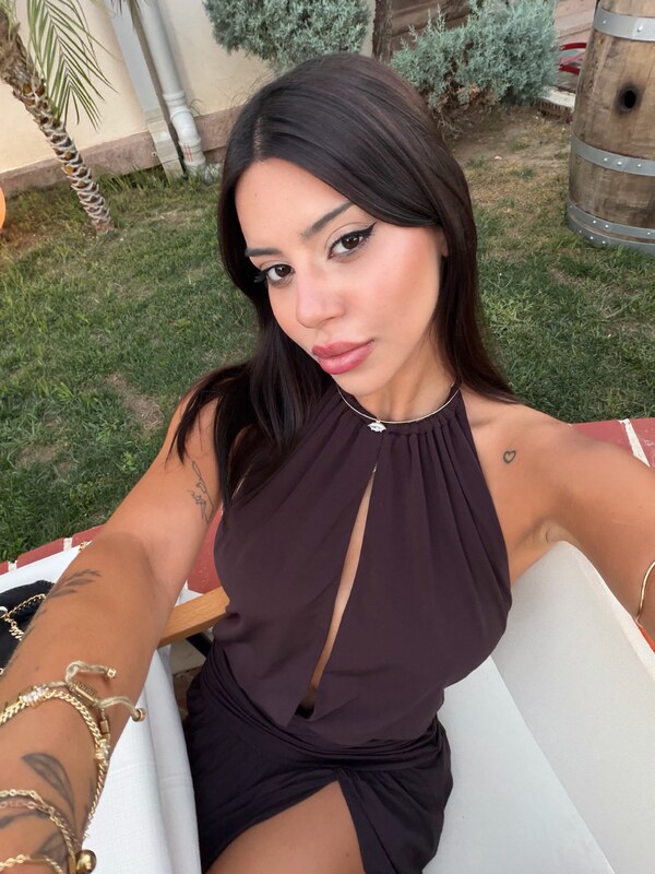 Demet Ozturk nude photo 12