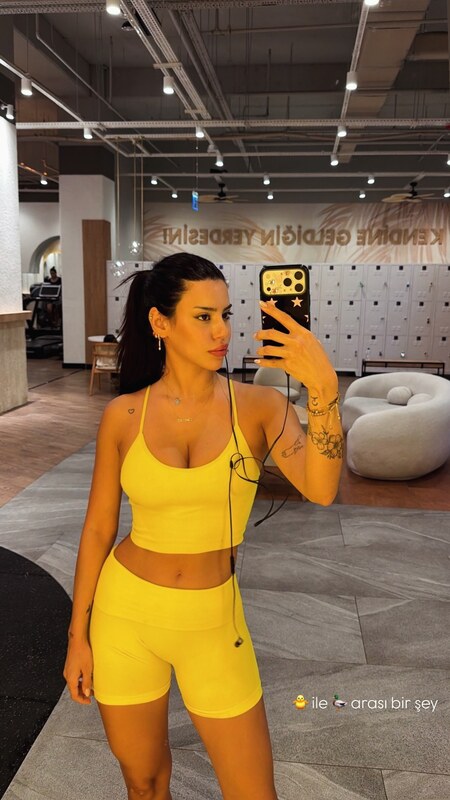 Demet Ozturk nude photo 1