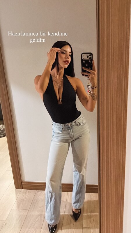 Demet Ozturk nude photo 1