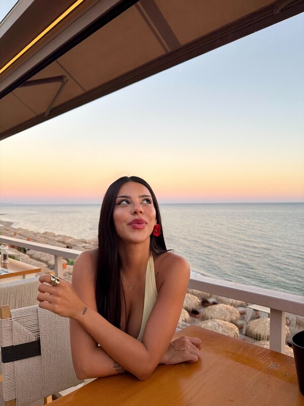 Demet Ozturk nude photo 7