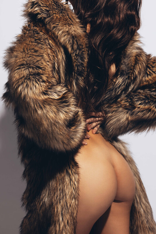 Deneb Delmas nude photo 4