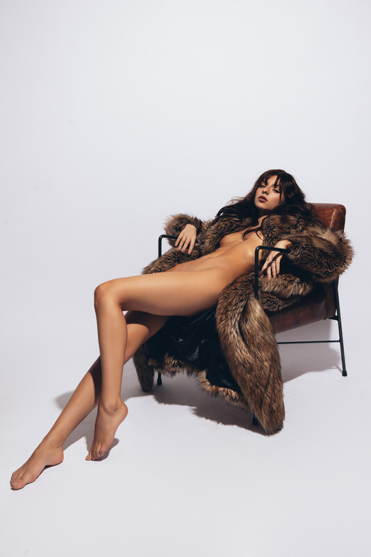 Deneb Delmas nude photo 7
