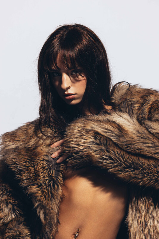 Deneb Delmas nude photo 12