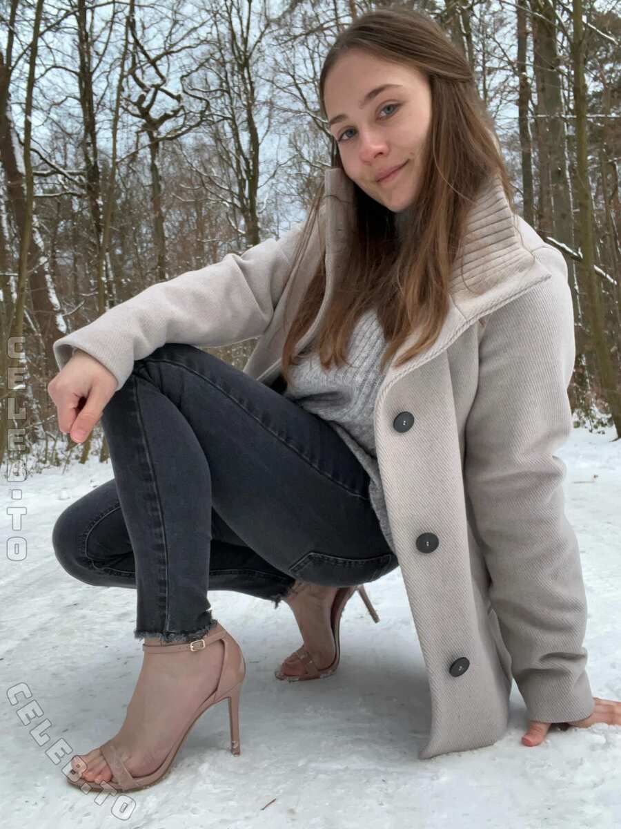 Denise de Jong nude photo 2