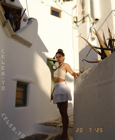 Derya Akyol nude photo 11