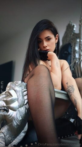 Desilicious.life nude photo 9