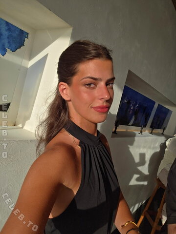 Develique nude photo 10