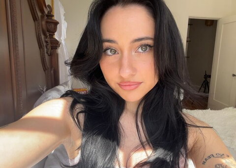 Devinevola nude photo 37