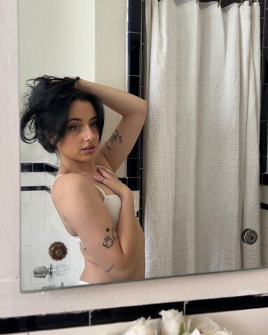 Devinevola nude photo 32